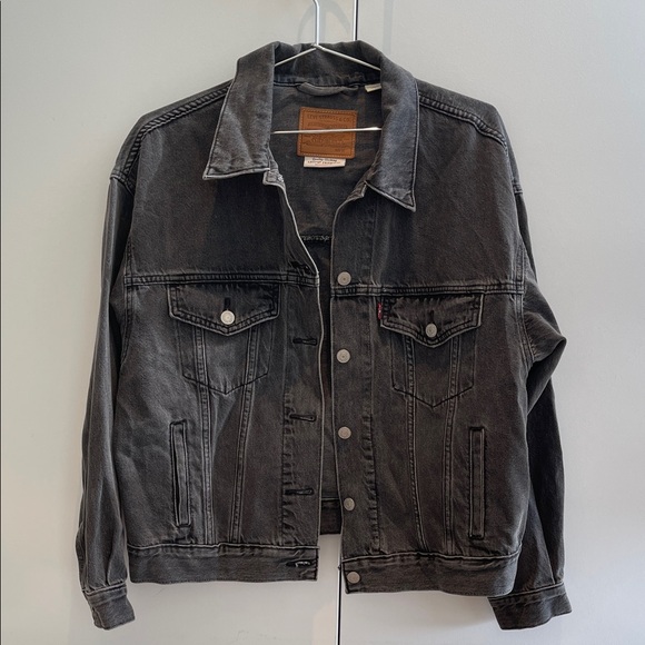 Levi's Oversized Washed Black Denim Jacket Size Medium - Picture 1 of 4